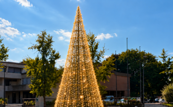 Sovizzo, raccolta fondi per le luminarie e albero di Natale alto dodici metri in piazza Luminarie di Natale a Sovizzo, simulazione del grande albero in piazza Manzoni