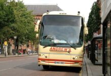 Carburanti ed ETS, AN.BTI chiede al MIT un tavolo permanente sul trasporto persone Tavolo sul trasporto persone, immagine neutra di un autobus turistico in sosta
