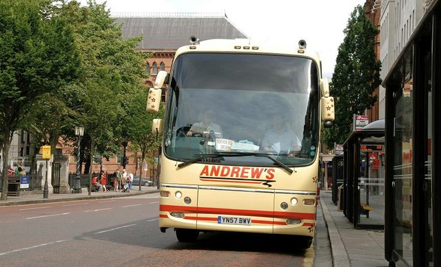 Autobus turistico per il trasporto persone Tavolo sul trasporto persone, immagine neutra di un autobus turistico in sosta
