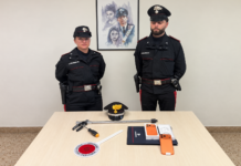 Vicenza, tentata truffa con uno smartphone falso: due giovani denunciati dai Carabinieri Truffa con smartphone falso a Vicenza, Carabinieri e materiale sequestrato