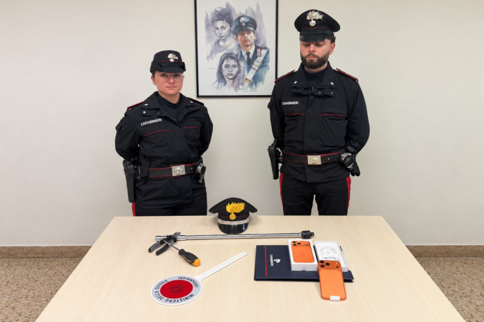 Vicenza, tentata truffa con uno smartphone falso: due giovani denunciati dai Carabinieri Truffa con smartphone falso a Vicenza, Carabinieri e materiale sequestrato