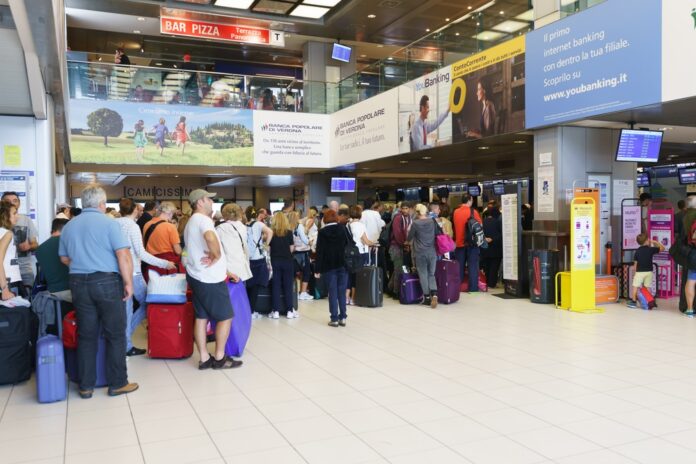 Specie protette, sequestri all’aeroporto di Verona: coralli e pelli di pitone nei bagagli Specie protette aeroporto Verona, terminal passeggeri dello scalo