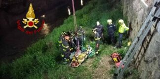 Vicenza, precipita per 5 metri sulla riva del Bacchiglione: salvato dai Vigili del Fuoco Precipita dal muretto