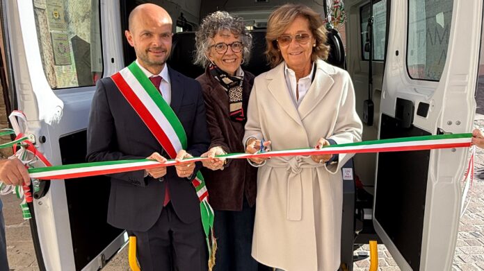 Pulmino accessibile a Bassano, il sindaco Nicola Finco e le rappresentanti alla consegna del mezzo