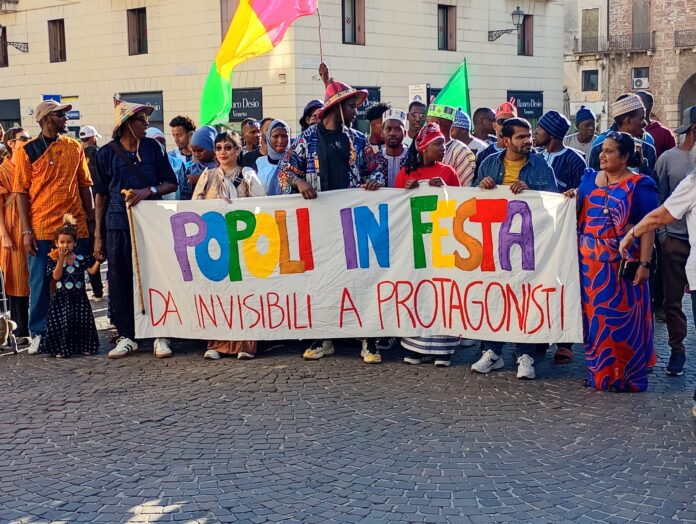 Popoli in Festa a Vicenza, il corteo delle comunità Popoli in Festa a Vicenza
