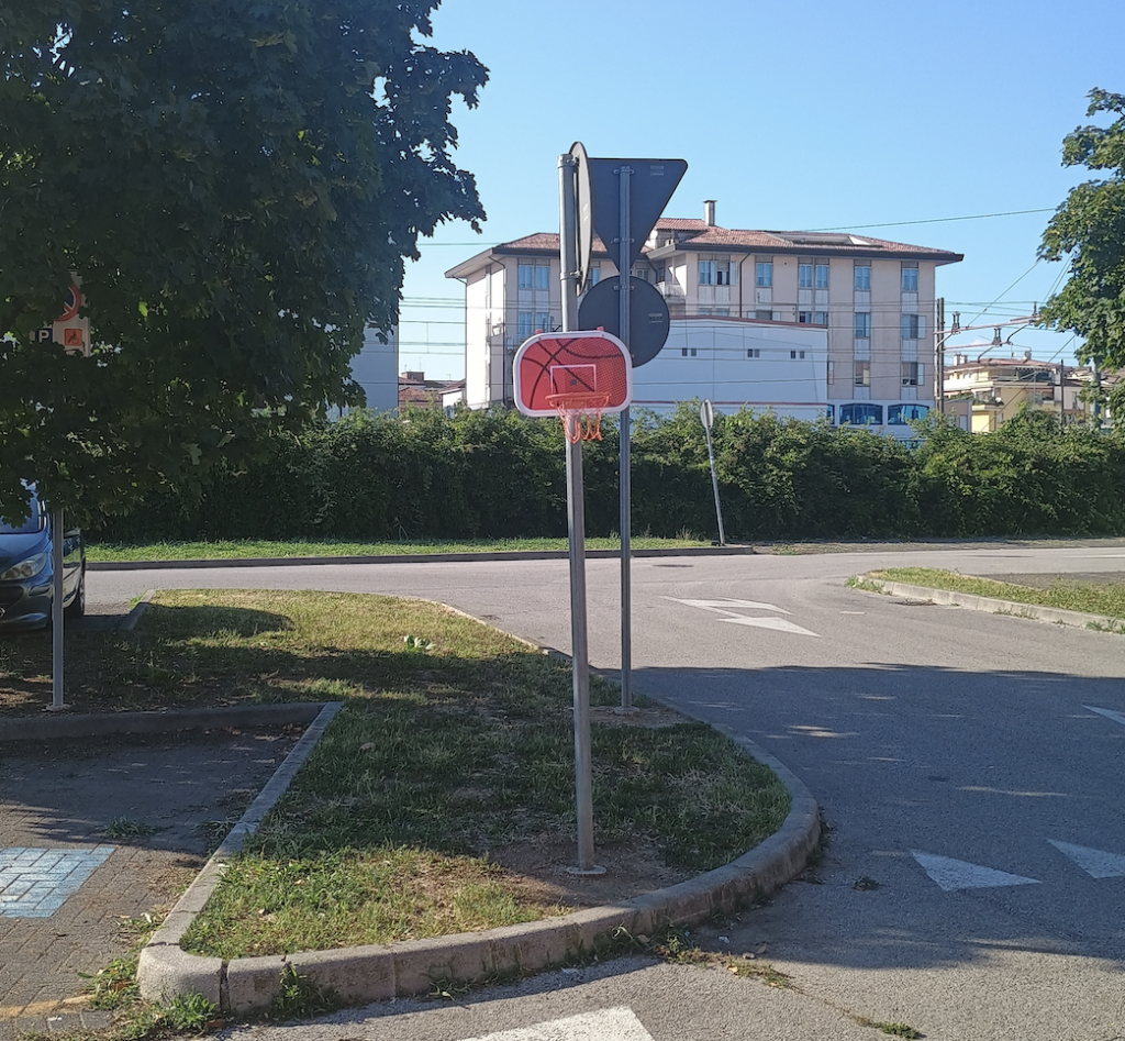 Canestro "solitario" nel parcheggio dietro Via Rossi, ai Ferrovieri, in via di demolizione per sottopasso TAV