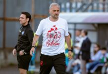 Dieci allenatori del Vicenza nell’era Renzo Rosso. E ora mister Gallo vuole aprire un ciclo Mister Fabio Gallo con addosso la maglietta celebrativa in occasione della finale della Supercoppa di C col Vicenza contro il Benevento al Menti, ultimo atto della stagione scorsa