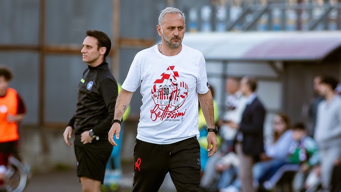 Mister Fabio Gallo con addosso la maglietta celebrativa in occasione della finale della Supercoppa di C col Vicenza contro il Benevento al Menti, ultimo atto della stagione scorsa Mister Fabio Gallo con addosso la maglietta celebrativa in occasione della finale della Supercoppa di C col Vicenza contro il Benevento al Menti, ultimo atto della stagione scorsa